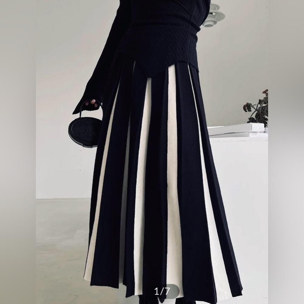 Commence knit pleated skirt Size large